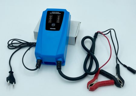 IP44 INTELLIGENTES MARINE-BATTERIE-LADEGERÄT 15A - WMBLC15A blau